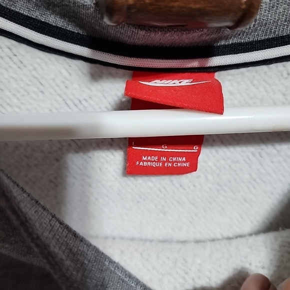 Nike Women’s Graphic Sweatshirt – Size Large - Picture 5 of 5